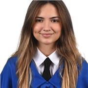 Profesora de Biología imparte clases a alumnos de primaria, secundaria y bachillerato