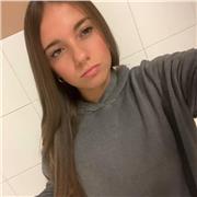 studentessa italiana impartisce lezioni di letteratura e grammatica italiane a studenti di elementari, medie e superiori