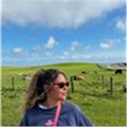 Chica Joven con First Certificate en Cambridge (B2). 