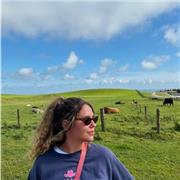 Chica Joven con First Certificate en Cambridge (B2).