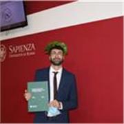 Studente laureato in economi aziendale impartisce lezione di economia aziendal e diritto per studenti delle superiori