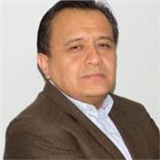 Profesor da clase a jovenes en las materias de Administración, Seguridad y Logistica