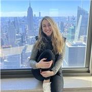 Profesora imparte clases para estudiantes de primera y ESO