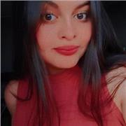 Persona activa dispuesta a ayudar a niños en sus tareas