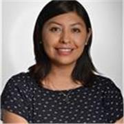 Profesora de ciencias, imparte clases a niños, adolescentes y universitarios