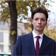 Dottore in legge impartisce lezioni su materie giuridiche
