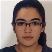 Professeur bilingue enseignant l'anglais à des enfants de primaire