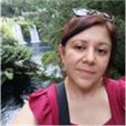 Profesora de apoyo para alumnos en forma online