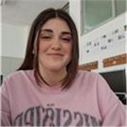 Mujer con buenas técnicas para enseñar matemáticas y ayudar a niños 