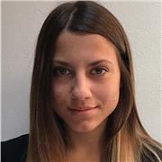 Ragazza universitaria impartisce ripetizione di materie umanistiche fino alla 3 superiore