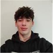 Artes marciales junto a un cinturón negro de karate kyokushin