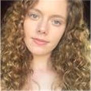 Profesora de inglés imparte clases a niños