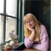 Universitaria en primero de medicina. También doy lengua, historia, naturales, biología, física y química (hasta tercero de la ESO) e inglés