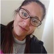 Psicopedagoga trabajando estrategias psicopedagógicas para potenciar habilidades en estudiantes con NEE