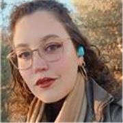 Me defino como una persona cercana, paciente y adaptable, con gusto por la enseñanza. Quiero dar clases a extranjeros motivados