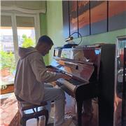 Profesor de Piano como hobby que enseña de manera práctica y efectiva