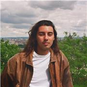 Offro lezioni di chitarra per chiunque voglia imparare a padroneggiare lo strumento con creatività e originalità.