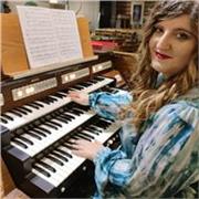 Diplomata al conservatorio di Matera, concertista e direttrice di coro, propongo lezioni di organo, pianoforte e solfeggio per tut