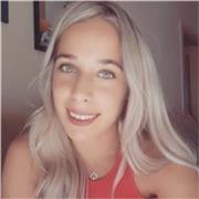 Profesora imparte clases a niños de todas las edades