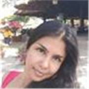 Niñera al cuidado de infantes