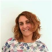 Soy una persona muy sociable, flexible, responsable, resolutiva y me gusta enseñar. 
Tengo el título de nivel C de catalan del Consorci per a la Normalització Lingüística