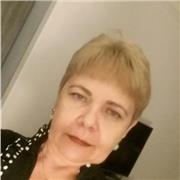 Professora de português e literatura ensina alunos ensino médio