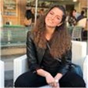 Studentessa magistrale di Management di impresa impartisce lezioni per studenti di scuola elementare, media e liceo