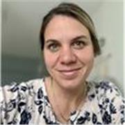 Profesora de Español que da clases a niños de pequeñas edades