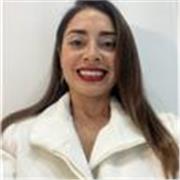 Licenciada en Publicidad y Relaciones Públicas, con alto nivel de inglés y francés, especializada en marketing y make up artist