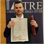 Laureato in storia con ottimi voti in tutte le discipline che concernono i studi storici. Disponibile fin da subito