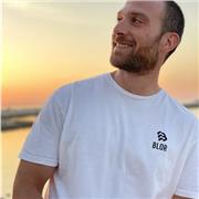 Grafico freelance impartisce lezioni di Photoshop a studenti di scuola superiore o a chiunque voglia impararne le basi