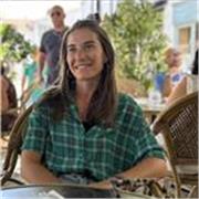 Soy francesa, soy profesora certificada de inglés y francés. Quiero dar clases en el RETIRO o durante el almuerzo entre clases.