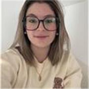 Técnica en Educación infantil, con conocimientos en diferentes asignaturas de primaria y en cuidados para los más pequeños.