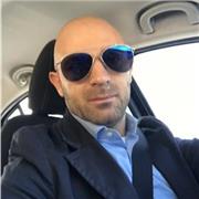 Laureato in Scienze e tecnologie alimentari impartisce lezioni in biologia a studenti delle scuole elementari