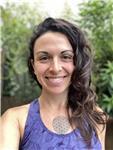 Profesora de Yoga certificada en Vinyasa Flow y Yoga Prenatal, con más de 6 años de experiencia dando clases presenciales y online