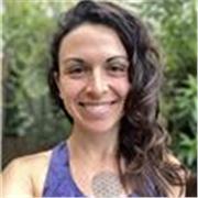 Profesora de Yoga certificada en Vinyasa Flow y Yoga Prenatal, con más de 6 años de experiencia dando clases presenciales y online
