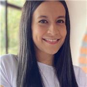 Clases a estudiantes en un colegio