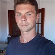 Profesor imparte clases de todas las asignaturas de Educación Primaria con horario totalmente libre. Sistema de enseñanza innovador y llamativo. Solo alumnos de Educación Primaria (cualquier curso). Se incluyen adaptaciones en las clases de los alumnos co