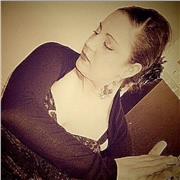 Profesora con más de 25 años de trayectoria, realiza clases de flamenco, sevillanas, clásico español y castañuelas. Todos los niveles y particulares