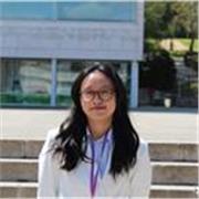 Profesora de inglés que imparte classes a niños de primaria y secundaria