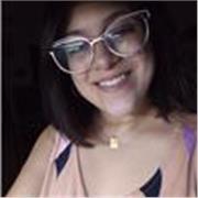 Profesora de inglés dicta clases a niños de todas las edades