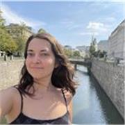 Profesora de inglés imparte a alumnos de todas las edades