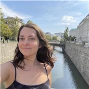 Profesora de inglés imparte a alumnos de todas las edades