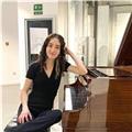 Graduada en el conservatorio profesional y estudiante del conservatorio superior ofrece clases de piano y lenguaje musical
