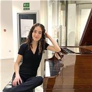 Graduada en el Conservatorio Profesional y estudiante del Conservatorio Superior ofrece clases de piano y lenguaje musical