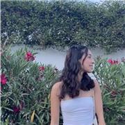 Profesora de inglés para estudiantes de nivel intermedio.