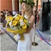 Ragazza neolaureata impartisce lezioni di italiano a persone straniere