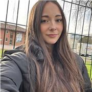 Estudiante con ganas de ayudar a niños pequeños