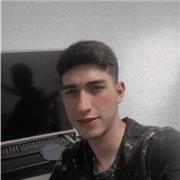 Profesor de electrónica imparte clases para estudiantes escolares y universitarios