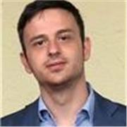 Avvocato impartisce lezione in ambito giuridico (diritto civile, diritto pubblico, diritto del lavoro)